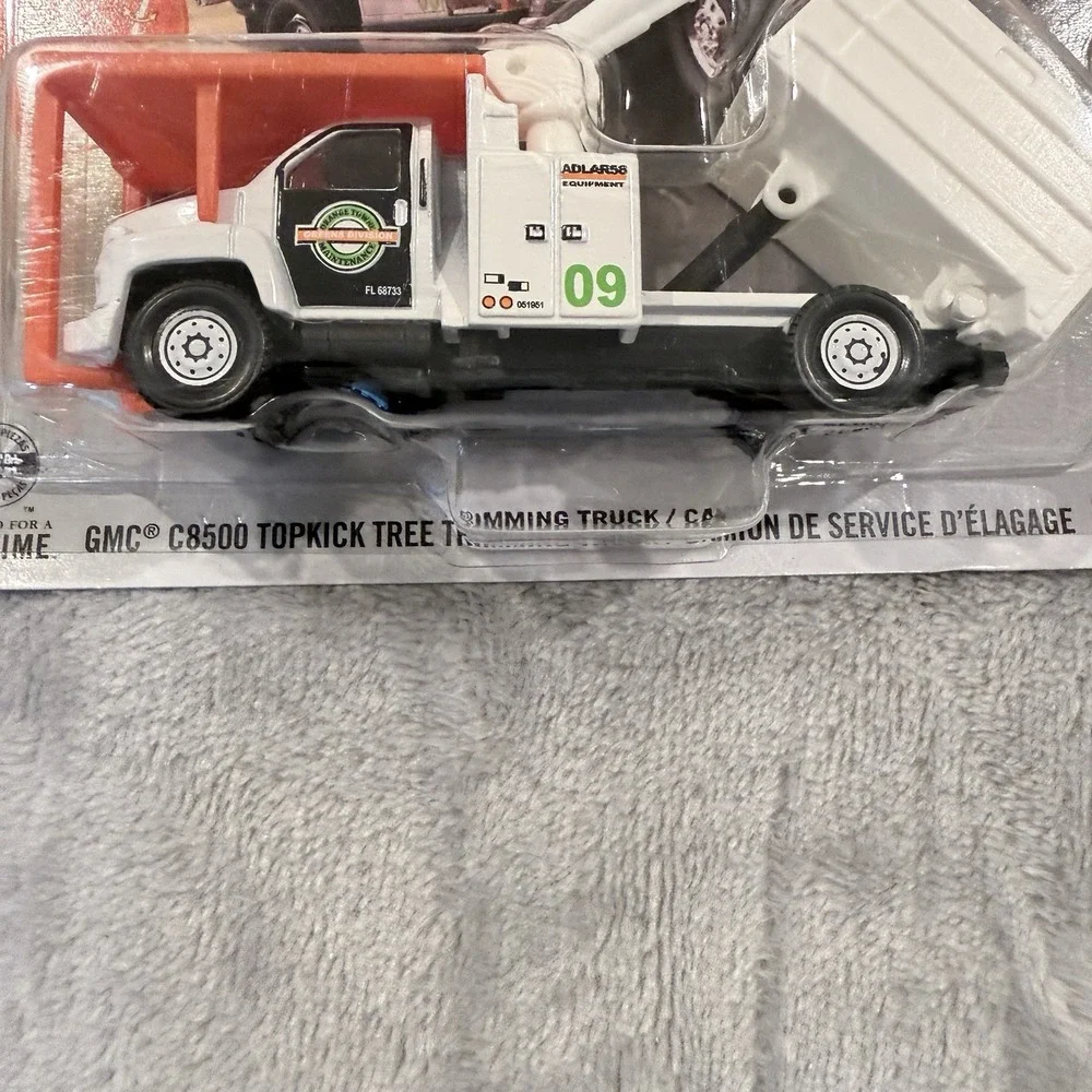 MATCHBOX WORKING RIGS GMC C8500 TOPKICK TREE TRIMMING TRUCK 10/16 NEW 1:64
